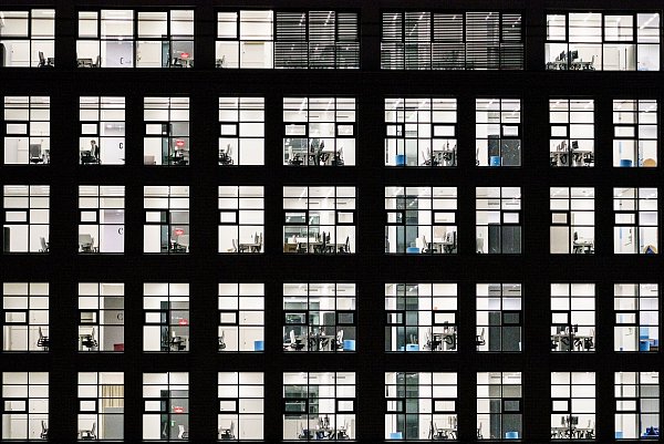 Viele Menschen arbeiten seit der Corona-Pandemie nur noch teilweise im Büro (Archivfoto). - © Andreas Arnold/dpa