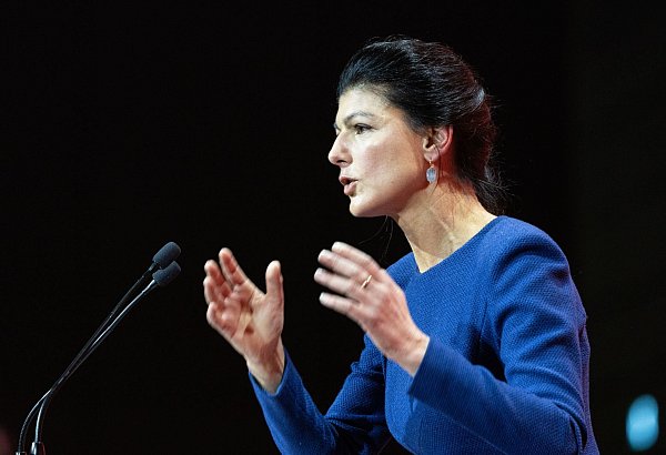 Die BSW-Vorsitzende, Sahra Wagenknecht, spricht von einer «Abwärtsspirale bei der inneren Sicherheit». - © Hannes P. Albert/dpa
