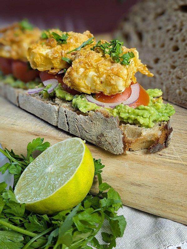 Statt Butter ein Avocadobett, statt einer Scheibe Wurst oder Käse knusprige Feta-Häppchen: Die belegte Brotscheibe sorgt für einen Wow-Moment. - © Doreen Hassek/hauptstadtkueche.blogspot.com/dpa-tmn