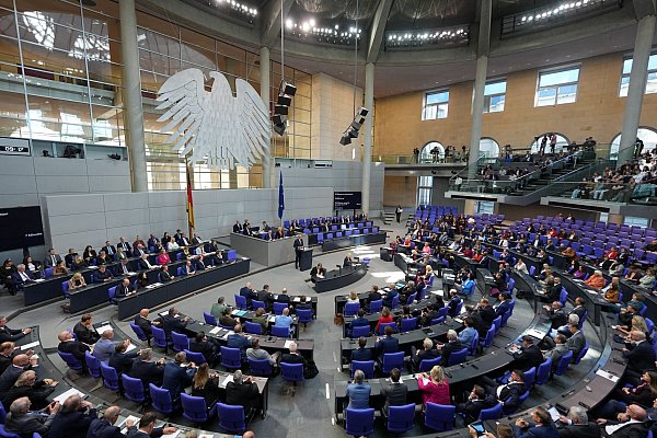 Bei der Generaldebatte wird es voll im Parlament. - © Michael Kappeler/dpa