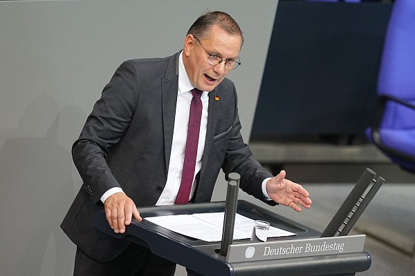 Chrupalla hatte das erste Wort. - © Michael Kappeler/dpa