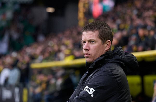 Der Interimscoach Mike Tullberg muss vorerst weitermachen. - © Bernd Thissen/dpa