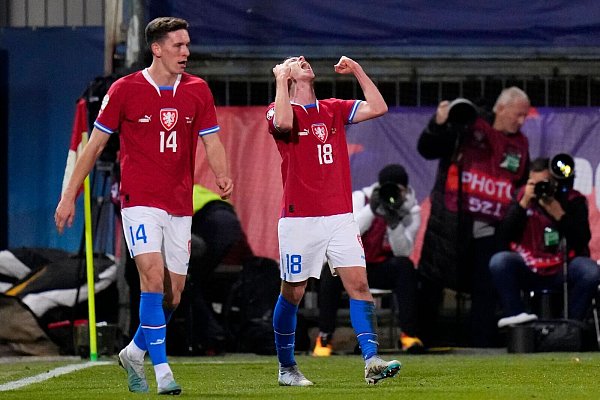 David Doudera (r) erzielte den ersten Treffer bei Tschechiens Sieg zur EM-Qualifikation gegen Moldau. - © Petr David Josek/AP