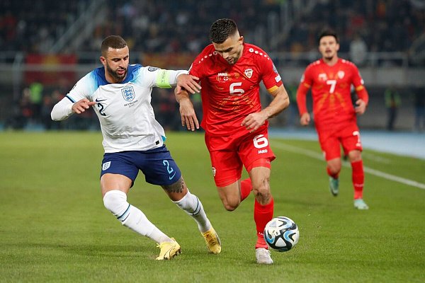 Die Three Lions um Kyle Walker (l) taten sich beim 1:1 in Nordmazedonien schwer. - © Boris Grdanoski/AP