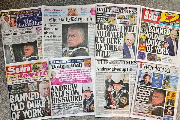 Die britischen Medien titeln allesamt mit der Bekanntgabe von Prinz Andrew. - © Alastair Grant/AP/dpa