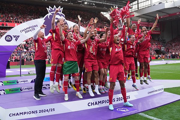 Klopp sieht sein Ex-Team jubeln. - © Jon Super/AP/dpa
