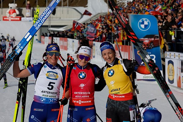 Franziska Preuß (rechts) kämpft gegen Lou Jeanmonnot (Mitte) um den Sieg im Gesamtweltcup. - © Alessandro Trovati/AP/dpa