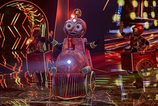 Altes Eisen auf der Bühne: Die Lokomotive überzeugte die Jury und das Publikum bei «The Masked Singer». - © Rolf Vennenbernd/dpa