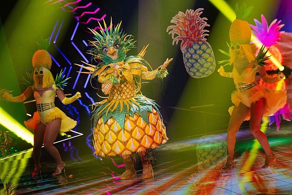 Auch dabei: «Lady Ananas» sang auf Portugiesisch - und der erste eingeblendete Hinweis auf ihre Identität war ein Kreuz-Anhänger. - © Rolf Vennenbernd/dpa