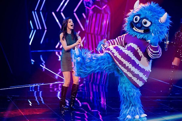 Willi W. überzeugte bei der ersten Runde von «The Masked Singer» - hier mit Jury-Mitglied Yvonne Catterfeld - nur bedingt. - © Rolf Vennenbernd/dpa