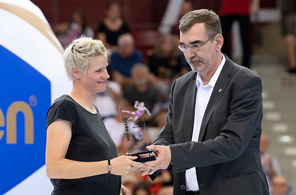 Liga-Präsident Andreas Thiel (r) sieht nur ein begrenztes Wachstumspotenzial im Frauen-Handball. - © Thomas Kienzle/dpa