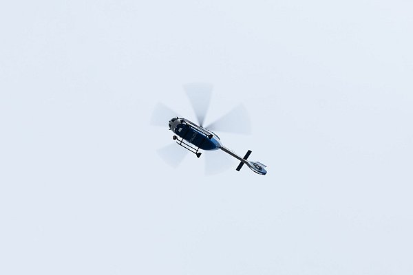 Bei der Suche nach dem Zweijährigen kam auch ein Hubschrauber zum Einsatz. (Symbolfoto) - © Silas Stein/dpa