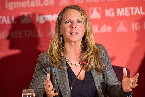 IG-Metall-Tarif-Vorständin Nadine Boguslawski erläutert den Abschluss. - © Georg Wendt/dpa