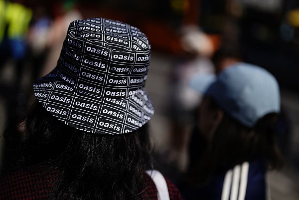 Die walisische Stadt feiert den Start der Oasis-Tournee ausgelassen. - © Jordan Pettitt/PA Wire/dpa
