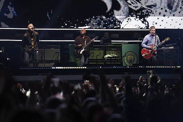 Oasis startete ihre lang ersehnte Tour in Cardiff. - © Jordan Pettitt/PA Wire/dpa