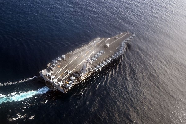 Es ist eine Machtdemonstration: Die USA haben einen Flugzeugträger in Richtung Karibik verlegt. (Archivbild) - © Federico Gambarini/dpa