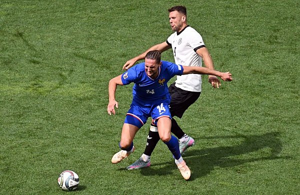 Strittige Szene: Rabiot und Füllkrug im Zweikampf. - © Marijan Murat/dpa