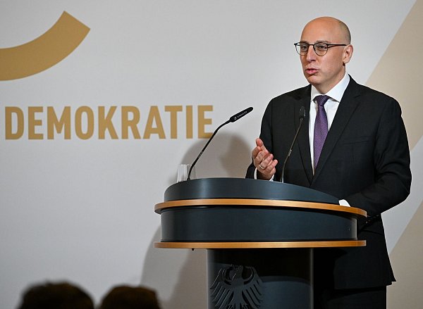 Für Sinan Selen war es gleichzeitig seine Antrittsrede als Präsident des Bundesamts für Verfassungsschutz. - © Soeren Stache/dpa