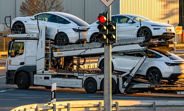 Bei den Auslieferungszahlen dürfte der Umstieg auf eine erneuerte Generation des Bestsellers Model Y ein Faktor sein. (Archivbild) - © Patrick Pleul/dpa