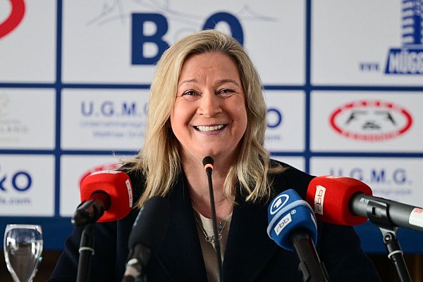Verkündet lachend ihren Rücktritt: Claudia Pechstein. - © Sebastian Christoph Gollnow/dpa