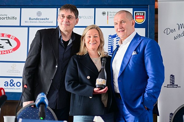 Pose mit Pechstein-Champagner. - © Sebastian Christoph Gollnow/dpa