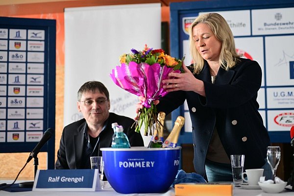 Blumen und Champagner zum Abschied. - © Sebastian Christoph Gollnow/dpa