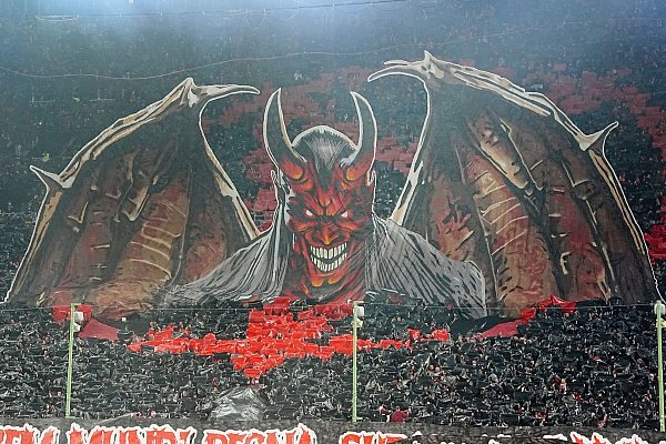 In Kaiserslautern sorgten die Fans mit ihrer Choreographie für Gänsehaut. - © Thomas Frey/dpa