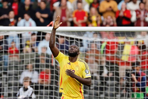 Romelu Lukaku brachte Belgien per Handelfmeter in Führung. - © Geert Vanden Wijngaert/AP/dpa