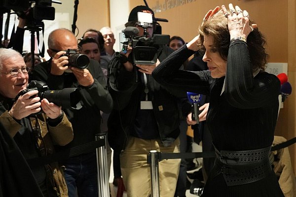 Ardant sagt, sie habe keine belästigende Geste gesehen. - © Aurelien Morissard/AP/dpa