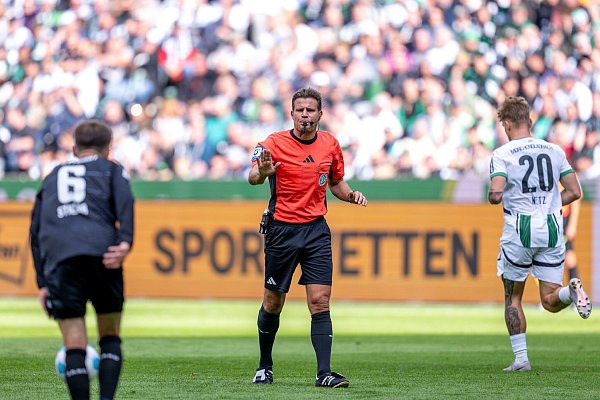 Felix Brych während seines 345. Bundesligaspiels. - © David Inderlied/dpa
