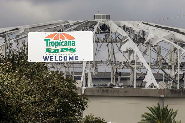 Blick auf das zerstörte Dach des Baseball-Stadions Tropicana Field in St. Petersburg in Florida. - © Mike Carlson/AP/dpa