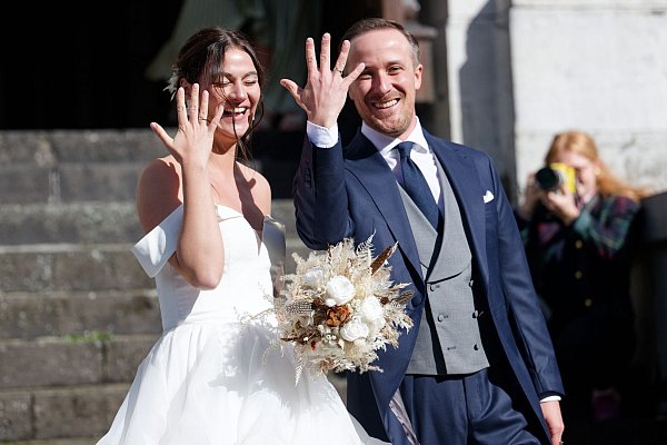 Nach ihrer Hochzeit zeigen Joe und Andrea Laschet stolz ihre Trauringe - © Henning Kaiser/dpa
