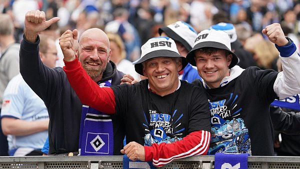 HSV-Fans stehen auf dem Rathausmarkt vor dem Hamburger Rathaus und feiern ihren Club. - © Marcus Brandt/dpa