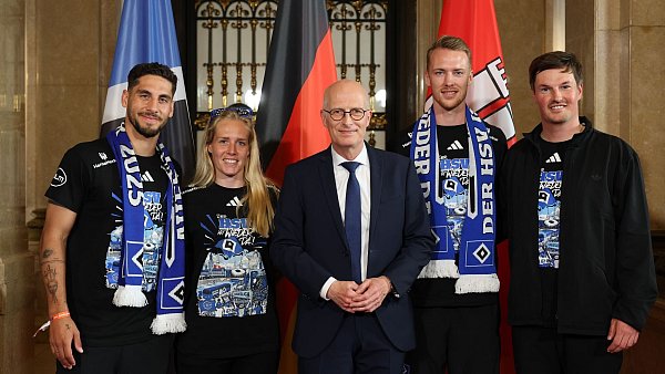 Peter Tschentscher (M, SPD), Erster Bürgermeister und Präsident des Senats der Freien und Hansestadt Hamburg, steht mit Hamburgs Ludovit Reis (l-r), Sarah Stöckmann, Sebastian Schonlau und Trainer Merlin Polzin auf dem Spiegel im Rathaus. - © Christian Charisius/dpa