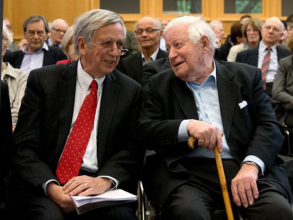 Michael Naumann (l.) war vor seiner politischen Karriere unter anderem Chefredakteur und Herausgeber der Wochenzeitung «Die Zeit». (Archivbild) - © picture alliance / dpa
