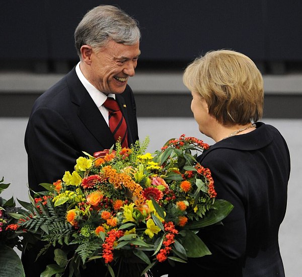 Horst Köhler (l) galt als einer der prominentesten Quereinsteiger in der Bundespolitik. (Archivbild) - © Tim Brakemeier/dpa