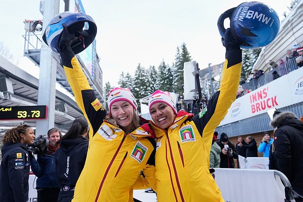 Laura Nolte (l) und Deborah Levi gewinnen souverän im Zweierbob. - © Matthias Schrader/AP/dpa