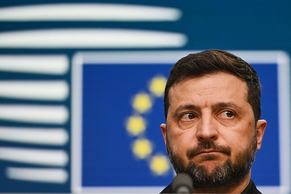 Selenskyj forderte eine Ausweitung der Sanktionen. - © Harry Nakos/AP/dpa