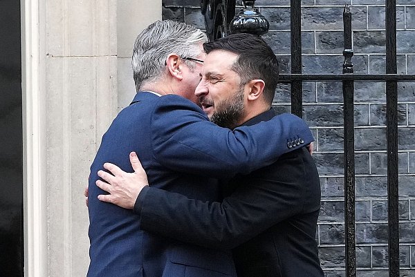 Der britische Premier Starmer sicherte Selenskyj weitere Unterstützung zu. - © Kirsty Wigglesworth/Pool AP/AP/dpa
