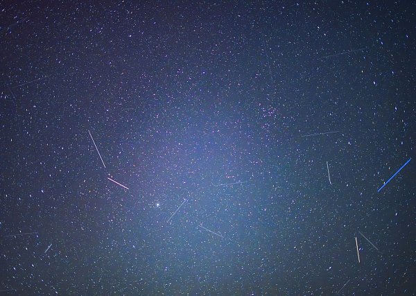 Verglühender Weltraumschrott leuchtet länger als Sternschnuppen. - © Patrick Pleul/dpa