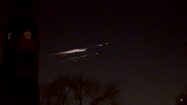 Ein Lichtschweif erhellt den Nachthimmel. - © --/NEWS5/dpa