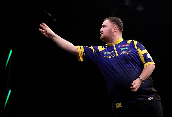 Titelgewinn und Platz eins: Darts-Wunderkind Luke Littler. - © Martin Rickett/PA Wire/dpa