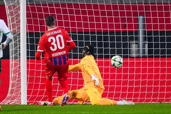 Norman Theuerkauf trifft zum 1:0 für Heidenheim. - © Tom Weller/dpa