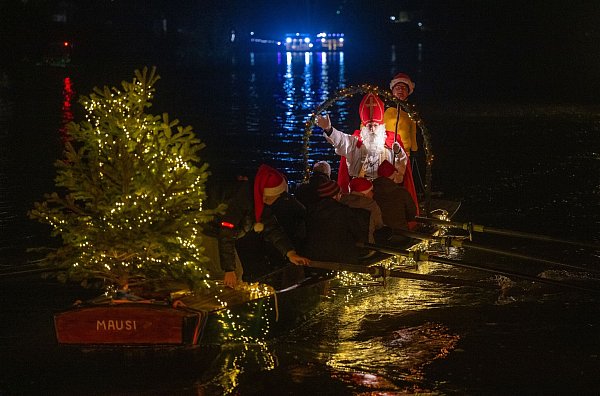 Rund 100 Fackelschwimmer haben den Nikolaus im Ruderboot begleitet. - © Harald Tittel/dpa