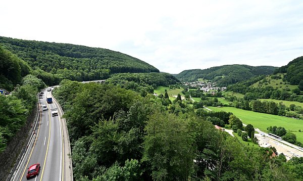 Konkret geht es laut Ministerium um 16 Bundesstraßen- und 7 Autobahn-Neubauprojekte in 12 Bundesländern - zum Beispiel um den Albaufstieg. - © Bernd Weissbrod/dpa