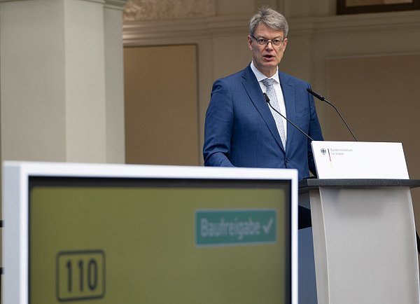 Bundesverkehrsminister Schnieder: Baustellen stehen für Aufbruch. - © Markus Lenhardt/dpa