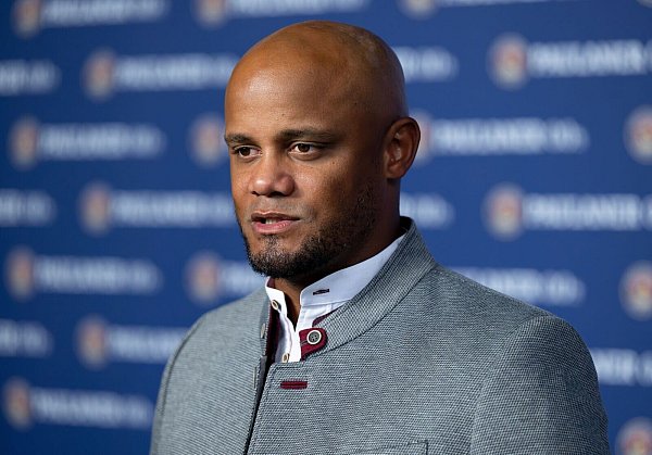 Die bayerische Tracht sitzt: Trainer Vincent Kompany beim Lederhosen-Shooting des FC Bayern in dieser Woche. - © Sven Hoppe/dpa