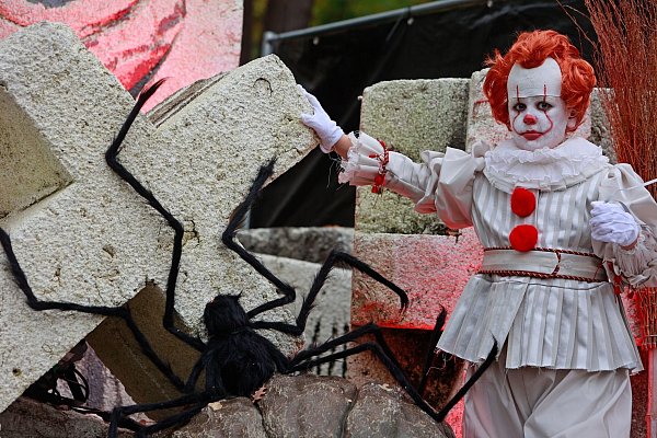 Die Figur von Pennywise aus dem Horrorfilm «Es» von Andy Muschietti machte Clowns endgültig wieder furchterregend. - © Matthias Bein/dpa/ZB