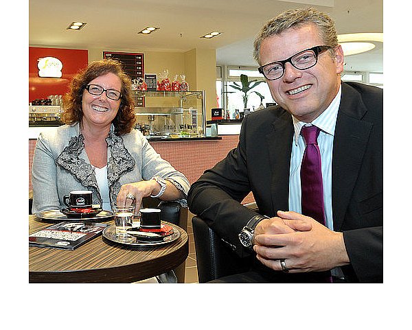 Birgit Gärtner und Achim Fahrenkamp in der Segafredo-Bar ihres Bielefelder Hauses. - © FOTO: WEISCHE