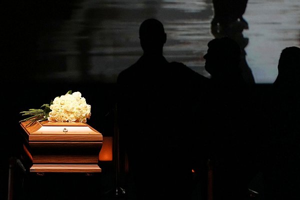 Auf dem Sarg liegt ein Strauß weißer Rosen. - © Antonio Calanni/AP/dpa